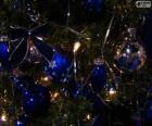 Μπλε μπάλες διακόσμησης ενός χριστουγεννιάτικου δέντρου